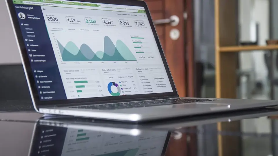 IA vs trabajo manual: así es una semana real de un emprendedor solo