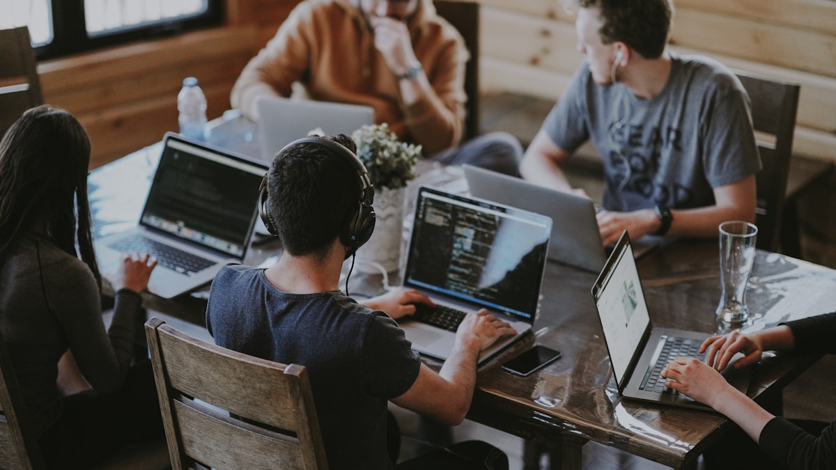 Solopreneur con agentes IA vs agencia pequeña: quién gana en 2026 (con números)